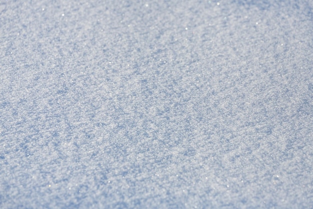 Primo piano della superficie innevata e dello sfondo dei fiocchi