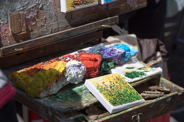 Primo piano della tavolozza dei colori dell'artista