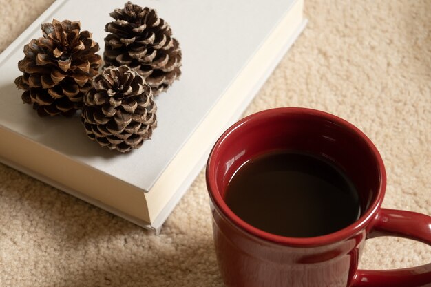 Primo piano della tazza da caffè accanto agli ornamenti di Natale con lo spazio della copia