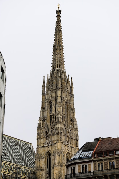 Primo piano della torre principale della Cattedrale di Santo Stefano a Vienna, Austria.