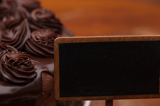 Primo piano della torta al cioccolato decorata