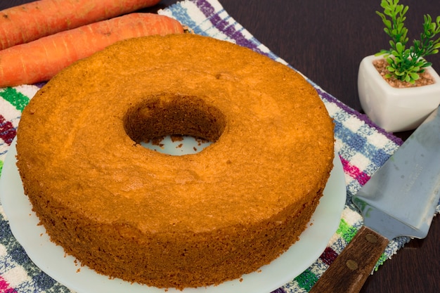 Primo piano della torta di carote al cioccolato