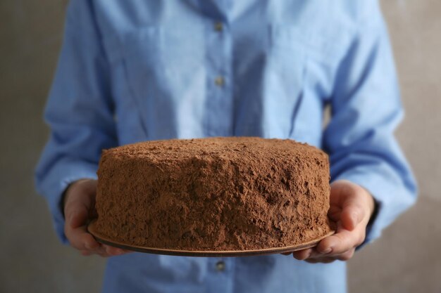 Primo piano della torta di cioccolato della tenuta della donna