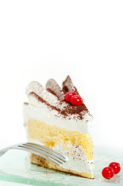 Primo piano della torta su sfondo bianco
