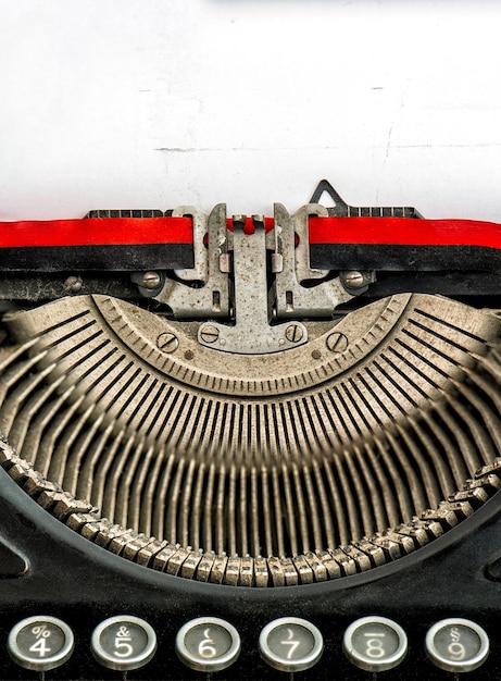 Primo piano della vecchia macchina da scrivere con spazio per il testo