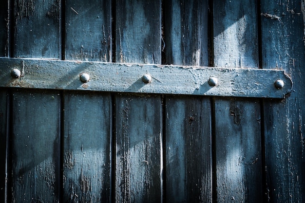 Primo piano della vecchia porta di legno