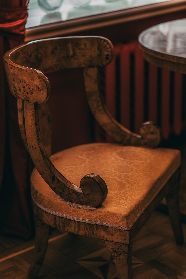 Primo piano della vecchia sedia e del tavolo all'interno Mostre antiquate nel museo