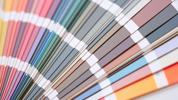 Primo piano della ventola della tavolozza in diversi campioni di colori multicolori per l'interior design del catalogo