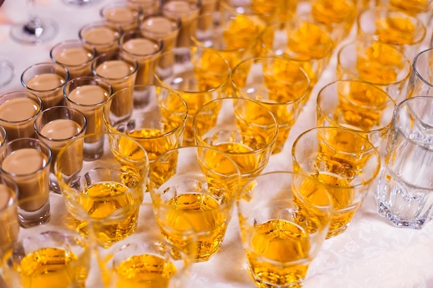 Primo piano delle bevande alcoliche a un banchetto di nozze