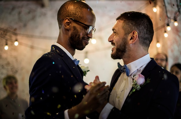 Primo piano delle coppie gay Newlywed che ballano sulla celebrazione di nozze