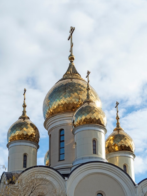 Primo piano delle cupole dorate della chiesa. Foto verticale. Religione, Cristianesimo