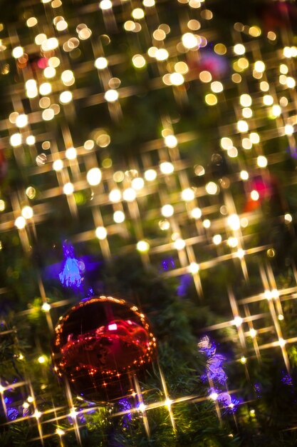 Primo piano delle decorazioni dell'albero di Natale