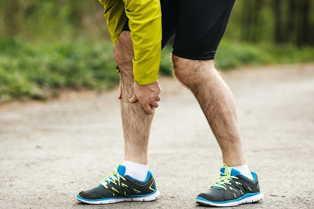 Primo piano delle gambe di un uomo che corre al mattino