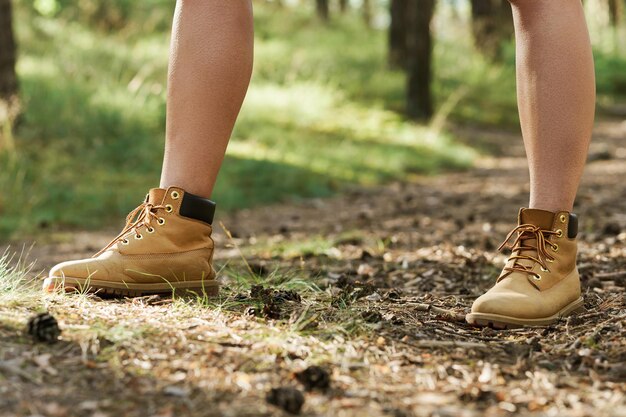 Primo piano delle gambe femminili in stivali da trekking in pelle