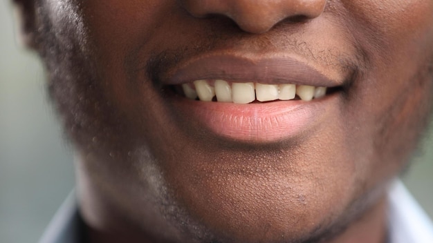 Primo piano delle labbra maschili di un uomo di colore