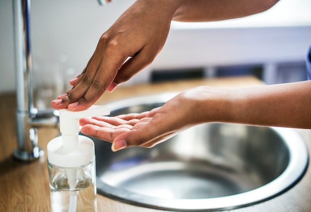 Primo piano delle mani che lavano con la soluzione disinfettante