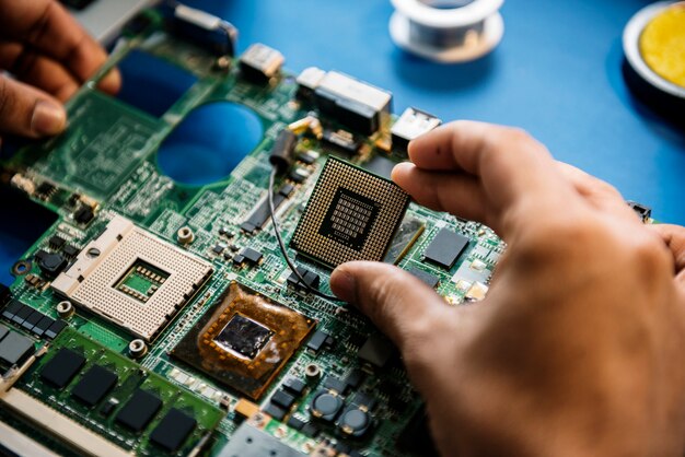 Primo piano delle mani con il microprocessore del computer