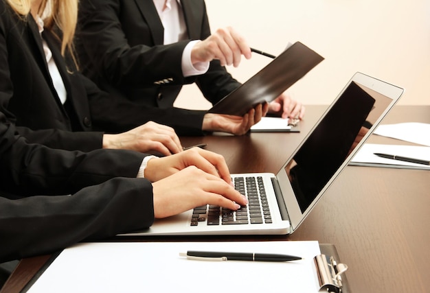 Primo piano delle mani degli uomini d'affari durante il lavoro di squadra