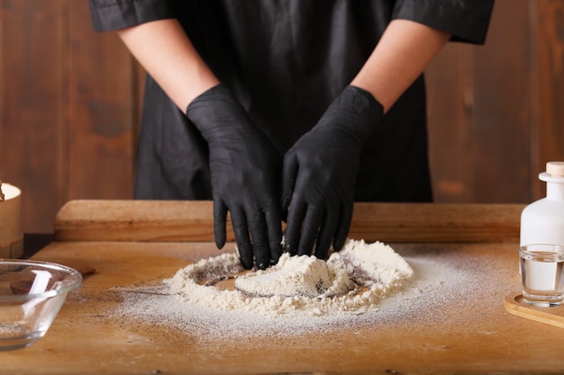 Primo piano delle mani della donna che fanno un pane