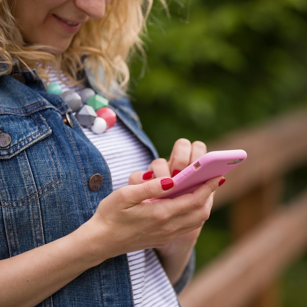 Primo piano delle mani della ragazza con lo smartphone Donna che digita il messaggio sul touch screen del suo telefono