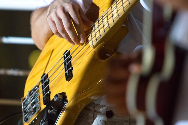 Primo piano delle mani di un musicista che suona la chitarra