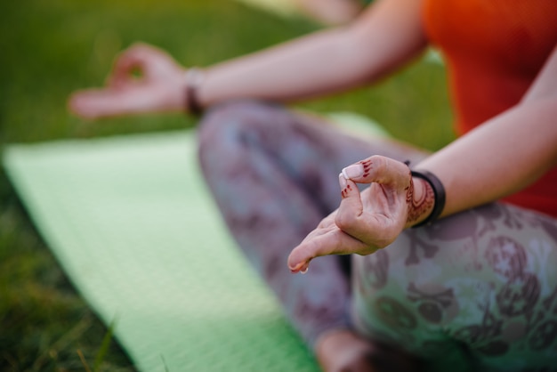 Primo piano delle mani di una ragazza che fa yoga. Uno stile di vita sano