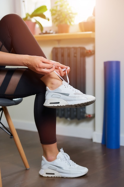 Primo piano delle mani e delle gambe di una ragazza sportiva