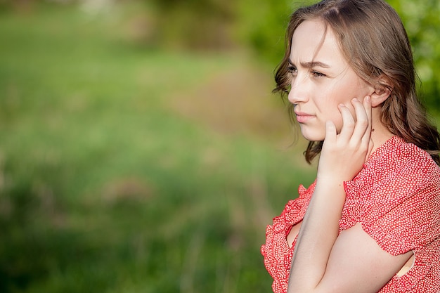 Primo Piano Delle Mani Femminili Che Mettono Apparecchio Acustico Nell'orecchio