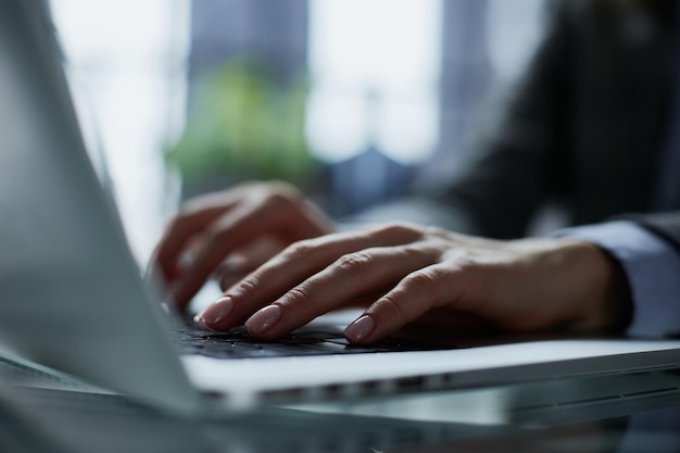 Primo piano delle mani maschili utilizzando il computer portatile in ufficio