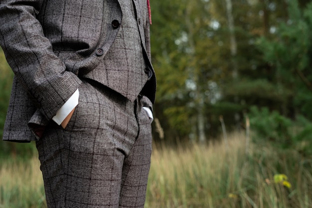 Primo piano delle mani nelle tasche dei pantaloni, uomo alla moda.