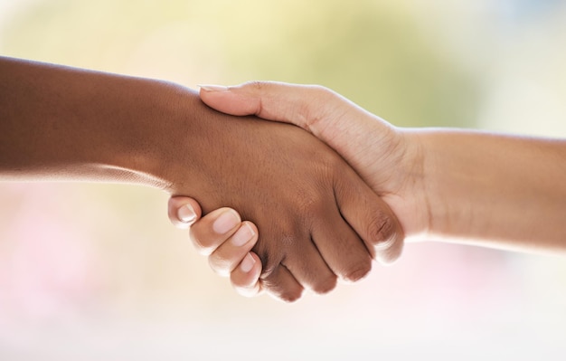 Primo piano delle mani sulla diversità e introduzione della stretta di mano di benvenuto alla riunione del colloquio o grazie Mockup di stretta di mano ben fatto buon lavoro accordo di collaborazione o congratulazioni successo per il supporto del lavoro di squadra