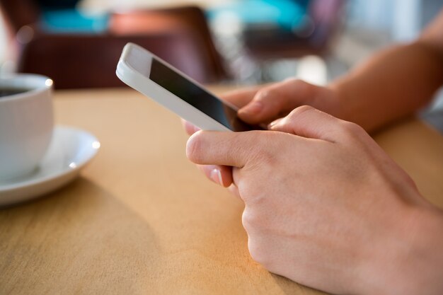 Primo piano delle mani usando un telefono cellulare