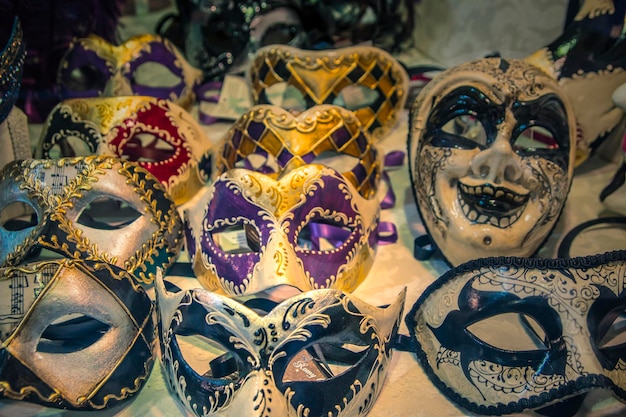 Primo piano delle maschere veneziane di carnevale bello e luminoso.