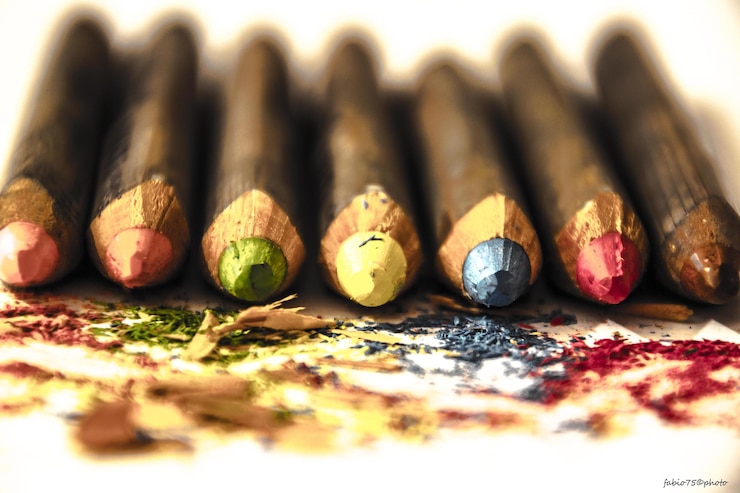 Foto primo piano delle matite colorate sul tavolo