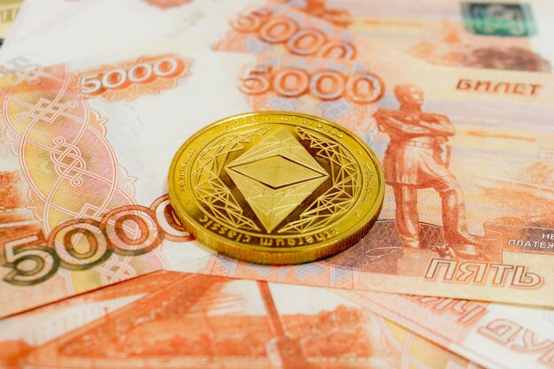 Primo piano delle monete di Ethereum su una banconota da 5000 rubli russi. Criptovaluta ECC.