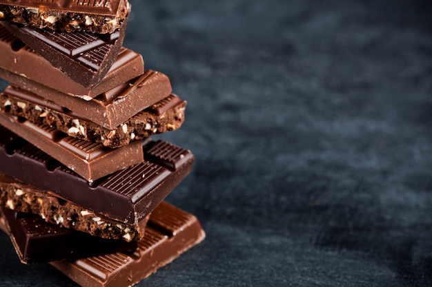 Primo piano delle parti della barra di cioccolato.