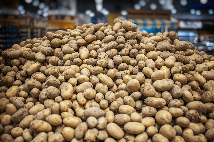 Primo piano delle patate organiche fresche del raccolto sullo scaffale del supermercato.