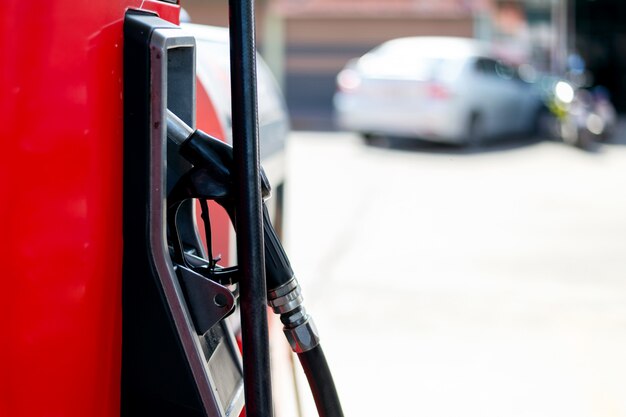 Primo piano delle pompe di benzina rosse ad una stazione di servizio