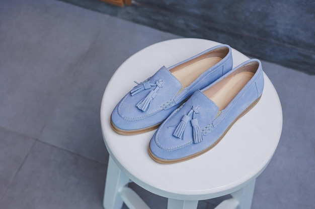 Primo piano delle scarpe da donna in pelle marrone blu Nuova collezione di scarpe da donna estive in pelle