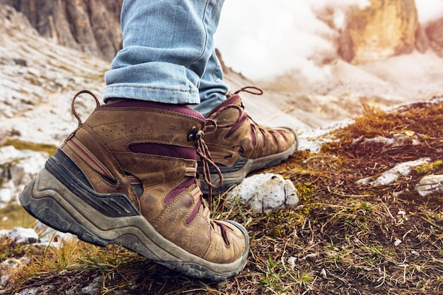 Primo piano delle scarpe da trekking. turista che cammina sul sentiero. Italia