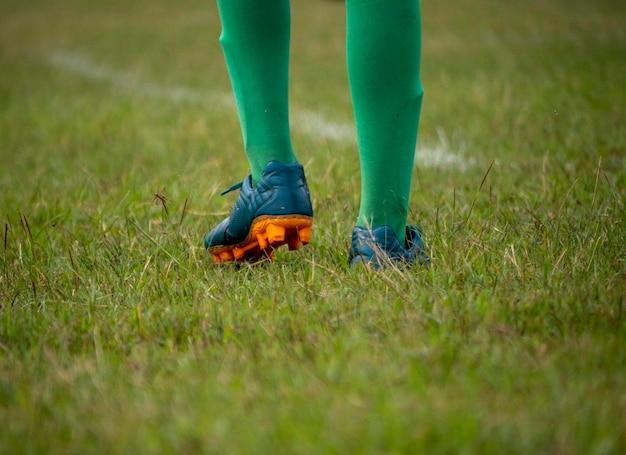 primo piano delle scarpe del giocatore di calcio