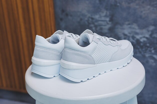 Primo piano delle sneakers in pelle da donna bianche Nuova collezione di scarpe da donna estive in pelle