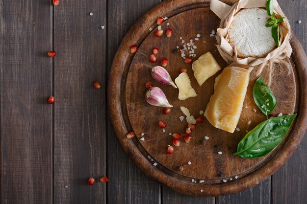 Primo piano delle specialità gastronomiche del formaggio su legno rustico, roquefort blu e parmigiano