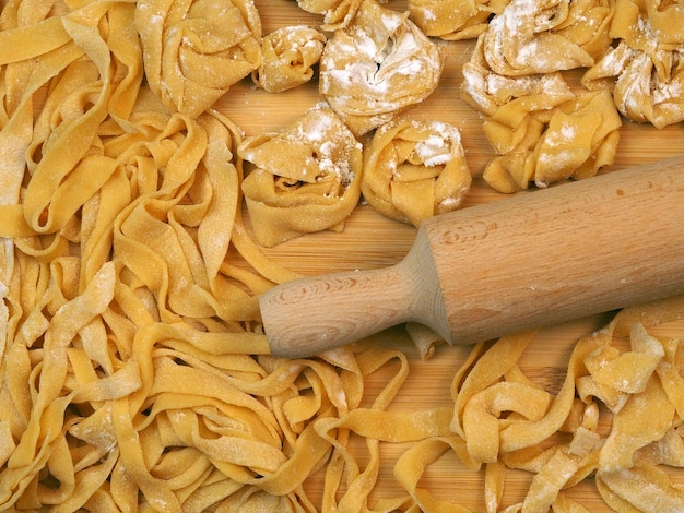 Primo piano delle tagliatelle all'uovo fatte in casa