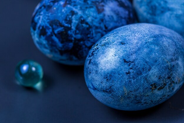 Primo piano delle uova di Pasqua blu dipinte con coloranti naturali.