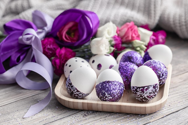 Primo piano delle uova di Pasqua decorate con scintillii viola