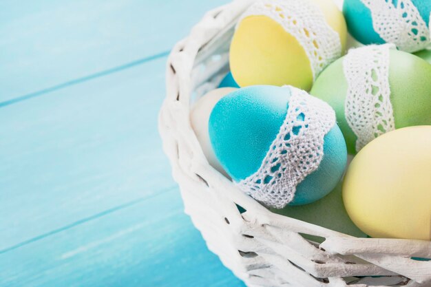 Primo piano delle uova di Pasqua dipinte su fondo blu