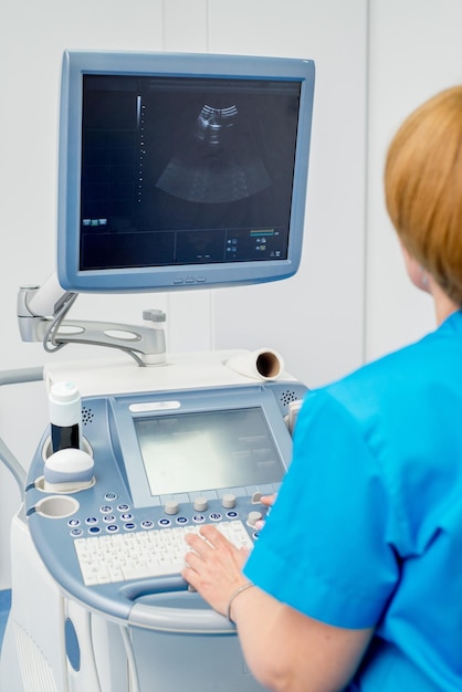 Primo piano dello scanner ad ultrasuoni medico Il medico effettua la diagnosi ecografica