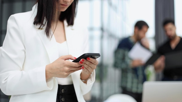 Primo piano dello schermo di uno smartphone nelle mani di una donna d'affari