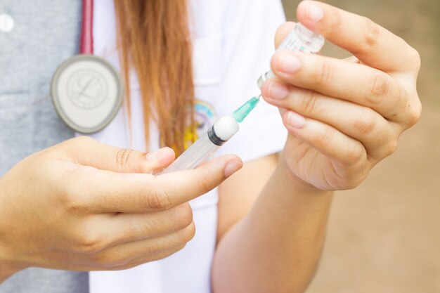 Primo piano dello stetoscopio della tenuta di medico verso di voi